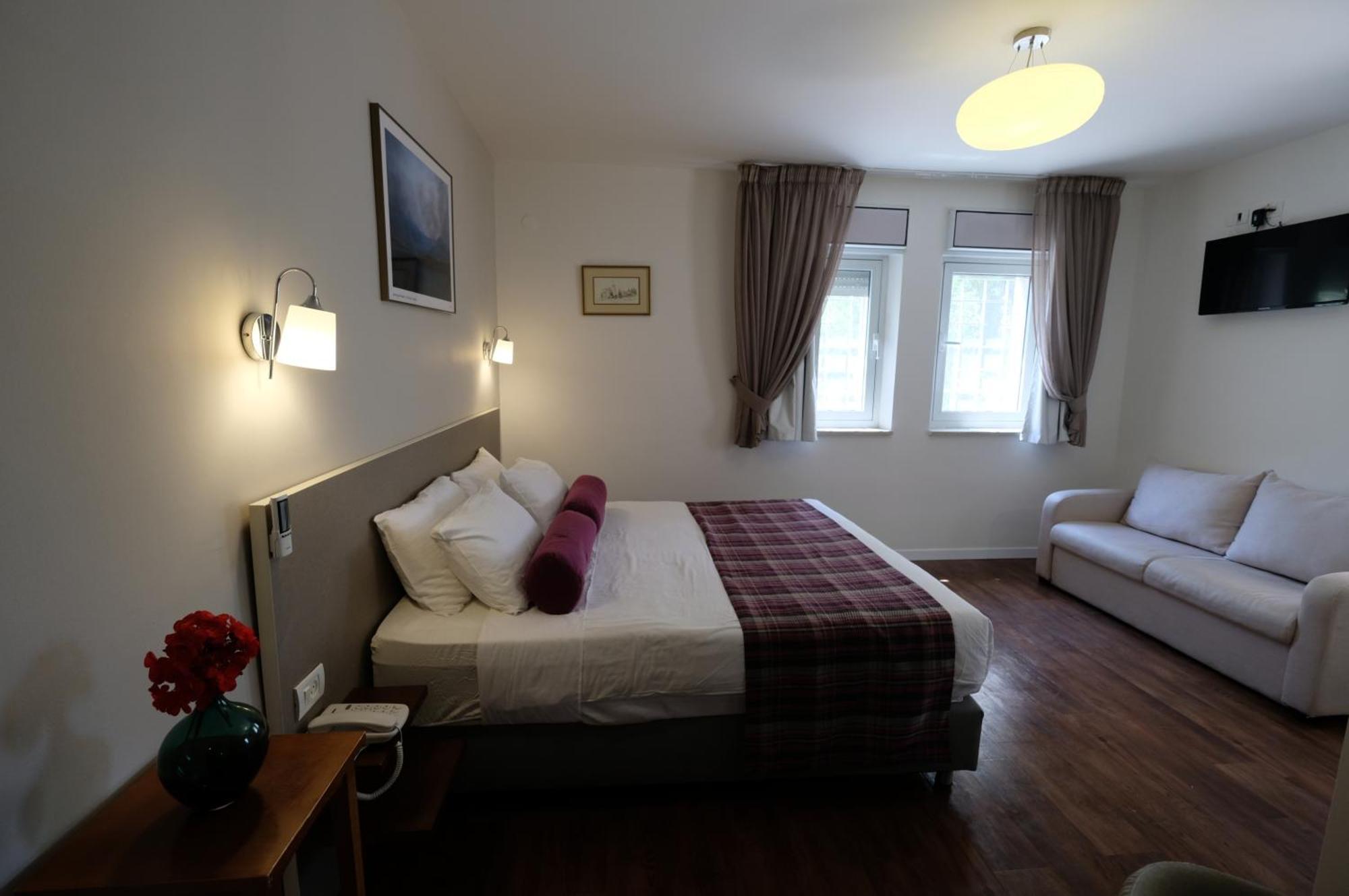Hotel Scots House